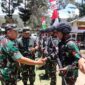 Danrem 042/Gapu Brigjen TNI Supriono dampingi Pangdam II/Swj Mayjen TNI Hilman Hadi mengunjungi Satgas Pamtas RI - PNG Yonif Raider 142/KJ di wilayah Papua, Rabu (21/9/22). FOTO : PENREM