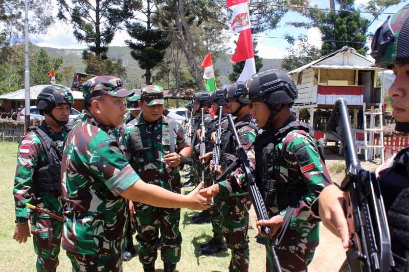 Danrem 042/Gapu Brigjen TNI Supriono dampingi Pangdam II/Swj Mayjen TNI Hilman Hadi mengunjungi Satgas Pamtas RI - PNG Yonif Raider 142/KJ di wilayah Papua, Rabu (21/9/22). FOTO : PENREM