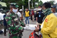 FOTO : Komandan Korem 042/Gapu Kolonel Kav M. Zulkifli didampingi Ketua Persit KCK Koorcabrem 042 PD II Sriwijaya Ny. Dewi Zulkifli serta Ibu Ketua Persit Yonif R 142/KJ dan Kepala Korum Yonif Raider 142/KJ Lettu Inf Rudy Candra Saat Membagikan Nasi Kotak, Kamis (30/04/20).