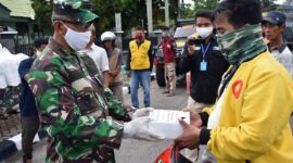 FOTO : Komandan Korem 042/Gapu Kolonel Kav M. Zulkifli didampingi Ketua Persit KCK Koorcabrem 042 PD II Sriwijaya Ny. Dewi Zulkifli serta Ibu Ketua Persit Yonif R 142/KJ dan Kepala Korum Yonif Raider 142/KJ Lettu Inf Rudy Candra Saat Membagikan Nasi Kotak, Kamis (30/04/20).