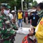 FOTO : Komandan Korem 042/Gapu Kolonel Kav M. Zulkifli didampingi Ketua Persit KCK Koorcabrem 042 PD II Sriwijaya Ny. Dewi Zulkifli serta Ibu Ketua Persit Yonif R 142/KJ dan Kepala Korum Yonif Raider 142/KJ Lettu Inf Rudy Candra Saat Membagikan Nasi Kotak, Kamis (30/04/20).