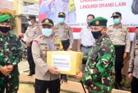 FOTO : Danrem Kolonel Inf Kav M.Zulkifli, S.IP, MM Memberikan Tali Asih Kepada Kapolres AKBP Guntur Saputro, SIK, MH, Kamis (07/05/20).