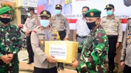 FOTO : Danrem Kolonel Inf Kav M.Zulkifli, S.IP, MM Memberikan Tali Asih Kepada Kapolres AKBP Guntur Saputro, SIK, MH, Kamis (07/05/20).