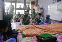 Danrem 042/Gapu Brigjen TNI Supriono, Saat Melayat ke rumah duka Almarhum Sertu Saharuddin,, Senin (21/3/22) pagi