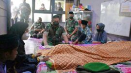 Danrem 042/Gapu Brigjen TNI Supriono, Saat Melayat ke rumah duka Almarhum Sertu Saharuddin,, Senin (21/3/22) pagi