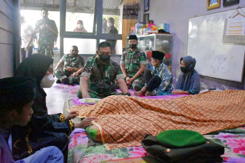 Danrem 042/Gapu Brigjen TNI Supriono, Saat Melayat ke rumah duka Almarhum Sertu Saharuddin,, Senin (21/3/22) pagi