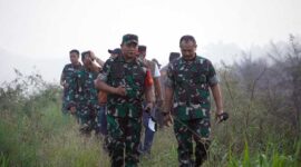 Danrem 042/Gapu Brigjen TNI Supriono Padamkan Api Kebakaran Lahan Gambut di Dusun Setia Jaya RT. 09 Desa Ramin Kec. Kumpe Ulu Kab. Muaro Jambi, Kamis (31/8/23). FOTO : PENREM