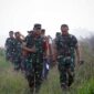 Danrem 042/Gapu Brigjen TNI Supriono Padamkan Api Kebakaran Lahan Gambut di Dusun Setia Jaya RT. 09 Desa Ramin Kec. Kumpe Ulu Kab. Muaro Jambi, Kamis (31/8/23). FOTO : PENREM