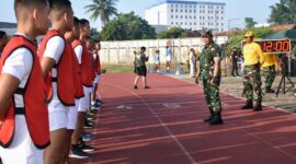 Danrem 042/Gapu Brigjen TNI Supriono, S.IP., M.M saat Pantau Tes Kesamaptaan Jasmani Calon Taruna Akmil di Lapangan Tri Lomba Juang (KONI) Kota Jambi, Selasa (7/6/22). FOTO : Penrem