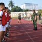 Danrem 042/Gapu Brigjen TNI Supriono, S.IP., M.M saat Pantau Tes Kesamaptaan Jasmani Calon Taruna Akmil di Lapangan Tri Lomba Juang (KONI) Kota Jambi, Selasa (7/6/22). FOTO : Penrem