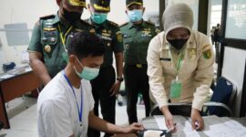 Komandan Korem 042/Gapu Brigjen TNI Supriono, S.IP., M.M., memantau langsung pelaksanaan tes kesehatan bagi para calon Perwira Prajurit Karier (PA PK) TNI TA 2022. (Foto. Penrem042gapu)