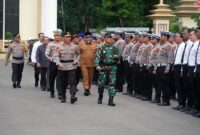 Danrem 042/Gapu Brigjen TNI Heri Purwanto, S.E., M.Sc Saat Pimpin Apel Gelar Pasukan Operasi Lilin 2024 di Jambi. FOTO : PENREM