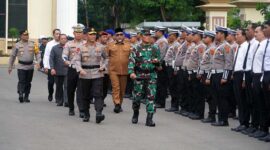 Danrem 042/Gapu Brigjen TNI Heri Purwanto, S.E., M.Sc Saat Pimpin Apel Gelar Pasukan Operasi Lilin 2024 di Jambi. FOTO : PENREM