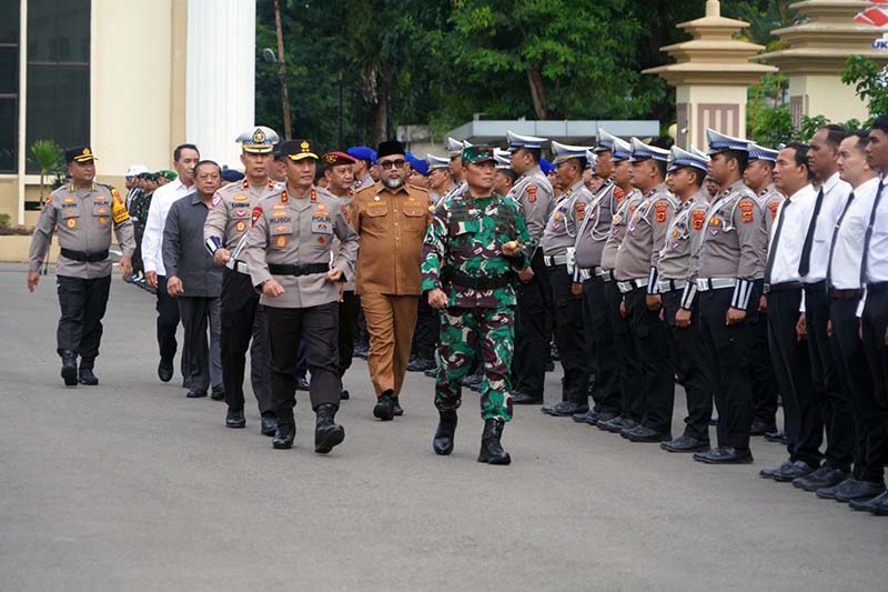 Danrem 042/Gapu Brigjen TNI Heri Purwanto, S.E., M.Sc Saat Pimpin Apel Gelar Pasukan Operasi Lilin 2024 di Jambi. FOTO : PENREM