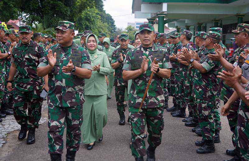 Lepas Sambut Komandan Korem 042/Gapu dari Brigjen TNI Supriono kepada Kolonel Inf Rachmad di Lapangan Tenis Indoor Makorem 042/Gapu Senin (27/11/2023). FOTO : PEENREM