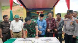 Danrem 042/Gapu Brigjen TNI Supriono Penandatangai Prasasti Peresmian Koramil 417-07/Kayu Aro dan Koramil 417-08/Batang Merangin Kodim 0417/Kerinci di Desa Batang Merangin Kec. Batang Merangin Kab. Kerinci, Prov Jambi, Sabtu,  (5/11/22). FOTO : Penrem.
