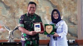Danrem 042/Gapu Brigjen TNI Supriono saat menerima Audiensi Kepala LPP RRI Provinsi Jambi Ibu Rahma Juwita dan rombongan di ruang kerjanya, Senin, (14/03/22). FOTO : PENREM