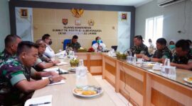 Danrem 042/Gapu Brigjen TNI Supriono saat Rapat Rutin  di Ruang Rapat Rumkit TK. III 02.06.01 dr. Bratanata Denkesyah 02.04.02 Jambi, Senin (15/8/22). FOTO : PENREM