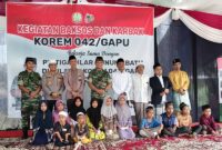 Darem 042/Gapu Brigjen TNI Supriono Salurkan Bantuan Sosial Kepada 1.178 Anak Yatim di Tanjab Barat. FOTO : PENREM
