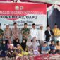 Darem 042/Gapu Brigjen TNI Supriono Salurkan Bantuan Sosial Kepada 1.178 Anak Yatim di Tanjab Barat. FOTO : PENREM