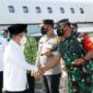 Danrem 042/Gapu Brigjen TNI. Supriono Tampak Menyalami Mantan Wapres Jusuf Kalla setiba di VVIP Room Bandara Sultan Thaha Syaifuddin Jambi, Rabu (16/3/22).FOTO : PENREM