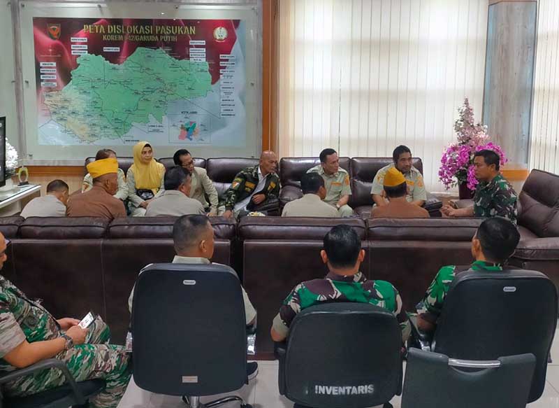Danrem 042/ Gapu Brigjen TNI Supriyono  menerima audiensi Ketua Umum Pengurus Pusat Pemuda Panca Marga (PPM) Berto Izaak Doko dan rombongan di Makorem 042/Gapu, Sabtu (15/4/23). FOTO : PENREM
