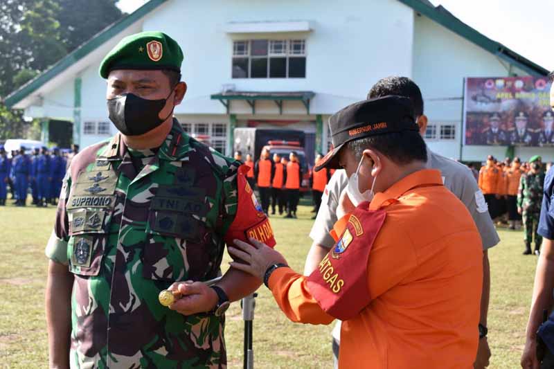 Danrem 042/Gapu Terima Mandat Pelaksana Harian Dansatgas Pengendalian Karhutla Provinsi Jambi