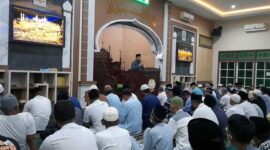 Danrem 042/Gapu Brigjen TNI Supriono, S.IP., M.M.Saat Shalat Tarawih Pertama Di Masjid At Taqwa. FOTO : PENREM
