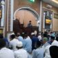Danrem 042/Gapu Brigjen TNI Supriono, S.IP., M.M.Saat Shalat Tarawih Pertama Di Masjid At Taqwa. FOTO : PENREM

