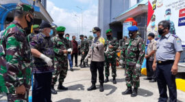 FOTO : Danrem 042/Gapu Kolonel Kav M. Zulkifli didampingi Bupati Tanjabbar H. Safrial, Dandim 0419/Tanjab Erwan Susanto  dan Kapolres Tanjabbar AKBP Guntur Saputro Saat Berada di Pelabuhan Roro Kuala Tungkal, Kamis (07/05/20)