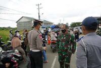 Danrem 042 Gapu Brigjen TNI Zulkifli Saat Monitoring PPKM Level IV di Kota Jambi, Senin (23/08/21). FOTO : PENREM