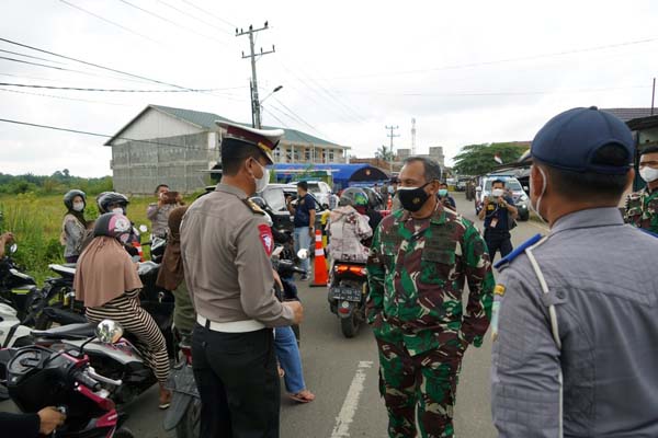 Danrem 042 Gapu Brigjen TNI Zulkifli Saat Monitoring PPKM Level IV di Kota Jambi, Senin (23/08/21). FOTO : PENREM