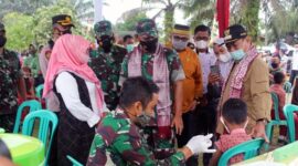 Danrem 042/Gapu Brigjen TNI M. Zulkifli meninjau pelaksanaan vaksinasi untuk anak-anak usia 6 - 11 tahun, di Kabupaten Merangin, Rabu (19/1/22). FOTO : Penrem