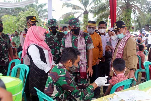 Danrem 042/Gapu Brigjen TNI M. Zulkifli meninjau pelaksanaan vaksinasi untuk anak-anak usia 6 - 11 tahun, di Kabupaten Merangin, Rabu (19/1/22). FOTO : Penrem