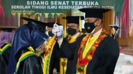 Danrem 042/Gapu Brigjen TNI M. Zulkifli memimpin Wisuda STIKES Garuda Putih  ke XIX Tahun Akademi 2020/2021 di Abadi Convention Center ( ACC), Sabtu (11/12/21). FOTO : PENREM