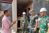 TINJAU PROGRES: Danrem 042/Gapu Brigjen TNI Nyamin (tengah) didampingi Dandim 0419/Tanjab Letkol Inf Zulhiardi (kanan) saat meninjau langsung progres pembangunan Koperasi Desa/Kelurahan Merah Putih (KDKMP) di Kelurahan Tungkal Harapan, Tanjab Barat. Pembangunan ini ditargetkan menjadi solusi distribusi subsidi tepat sasaran bagi masyarakat. (Foto: Istimewa)