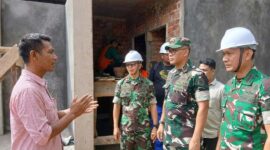 TINJAU PROGRES: Danrem 042/Gapu Brigjen TNI Nyamin (tengah) didampingi Dandim 0419/Tanjab Letkol Inf Zulhiardi (kanan) saat meninjau langsung progres pembangunan Koperasi Desa/Kelurahan Merah Putih (KDKMP) di Kelurahan Tungkal Harapan, Tanjab Barat. Pembangunan ini ditargetkan menjadi solusi distribusi subsidi tepat sasaran bagi masyarakat. (Foto: Istimewa)