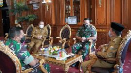 Danrem 042/Gapu Brigjen TNI Supriono berkunjung ke Kantor Gubernur Jambi Dr. H. Al Haris beserta para pejabat Utama Pemrov Jambi, Senin (21/02/22).