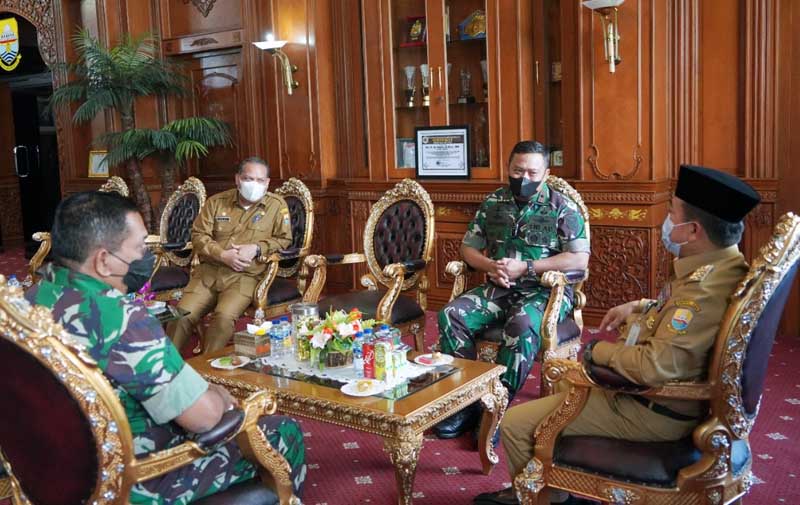 Danrem 042/Gapu Brigjen TNI Supriono berkunjung ke Kantor Gubernur Jambi Dr. H. Al Haris beserta para pejabat Utama Pemrov Jambi, Senin (21/02/22).