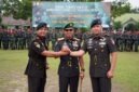 Danrem 042/Gapu Brigjen TNI Nyamin (tengah) menggenggam erat tangan Letkol Inf Dicky Sakti Maulana (kiri) dan Letkol Inf Aries Munandar Effendi (kanan) sebagai simbol estafet kepemimpinan Batalyon Infanteri 142/Ksatria Jaya yang resmi berganti, Rabu (8/7/2026). (Foto: Penrem 042/Gapu)