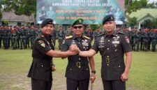 Danrem 042/Gapu Brigjen TNI Nyamin (tengah) menggenggam erat tangan Letkol Inf Dicky Sakti Maulana (kiri) dan Letkol Inf Aries Munandar Effendi (kanan) sebagai simbol estafet kepemimpinan Batalyon Infanteri 142/Ksatria Jaya yang resmi berganti, Rabu (8/7/2026). (Foto: Penrem 042/Gapu)