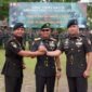 Danrem 042/Gapu Brigjen TNI Nyamin (tengah) menggenggam erat tangan Letkol Inf Dicky Sakti Maulana (kiri) dan Letkol Inf Aries Munandar Effendi (kanan) sebagai simbol estafet kepemimpinan Batalyon Infanteri 142/Ksatria Jaya yang resmi berganti, Rabu (8/7/2026). (Foto: Penrem 042/Gapu)