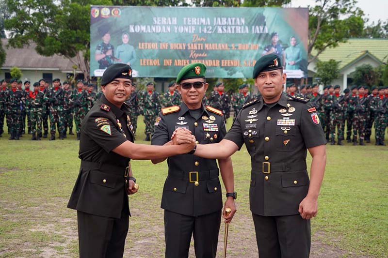 Danrem 042/Gapu Brigjen TNI Nyamin (tengah) menggenggam erat tangan Letkol Inf Dicky Sakti Maulana (kiri) dan Letkol Inf Aries Munandar Effendi (kanan) sebagai simbol estafet kepemimpinan Batalyon Infanteri 142/Ksatria Jaya yang resmi berganti, Rabu (8/7/2026). (Foto: Penrem 042/Gapu)