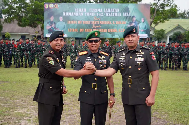 Danrem 042/Gapu Brigjen TNI Nyamin (tengah) menggenggam erat tangan Letkol Inf Dicky Sakti Maulana (kiri) dan Letkol Inf Aries Munandar Effendi (kanan) sebagai simbol estafet kepemimpinan Batalyon Infanteri 142/Ksatria Jaya yang resmi berganti, Rabu (8/7/2026). (Foto: Penrem 042/Gapu)