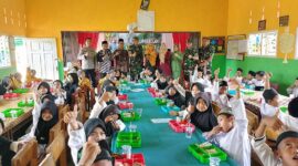 Kodim 0416/Bute Kembali Gelar Program Dapur Masuk Sekolah di Madrasah Ibtidaiyah (MI) Alwasiah Desa Sungai Alai Kecamatan Tebo Tengah Kabupaten Tebo, Jumat (14/02/2025). FOTO : PENDIM