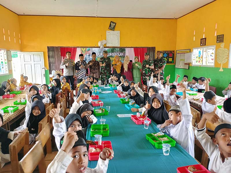 Kodim 0416/Bute Kembali Gelar Program Dapur Masuk Sekolah di Madrasah Ibtidaiyah (MI) Alwasiah Desa Sungai Alai Kecamatan Tebo Tengah Kabupaten Tebo, Jumat (14/02/2025). FOTO : PENDIM