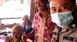 Babinkamtibmas Muhajirin  Polsek Jaluko BRIPTU Simamora SH Polres Muaro Jambi Melakukan DDS ke Rumah Masyarakat yang Belum Vaksin, Sabtu (15/1/22). FOTO : Humas PMJ