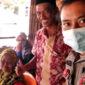 Babinkamtibmas Muhajirin  Polsek Jaluko BRIPTU Simamora SH Polres Muaro Jambi Melakukan DDS ke Rumah Masyarakat yang Belum Vaksin, Sabtu (15/1/22). FOTO : Humas PMJ