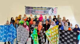 Sekertaris Dekranasda Tanjab Barat Hj Siti Azizah, SH bersama pelatih, Camat Pengabuan dan peserta Pelatihan Batik menunjukkan beberapa bahan jadi hasil pelatihan. FOTO : Ist