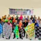 Sekertaris Dekranasda Tanjab Barat Hj Siti Azizah, SH bersama pelatih, Camat Pengabuan dan peserta Pelatihan Batik menunjukkan beberapa bahan jadi hasil pelatihan. FOTO : Ist